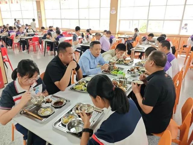 福州市教育局制定局长陪餐制 强化校园食品安全管理