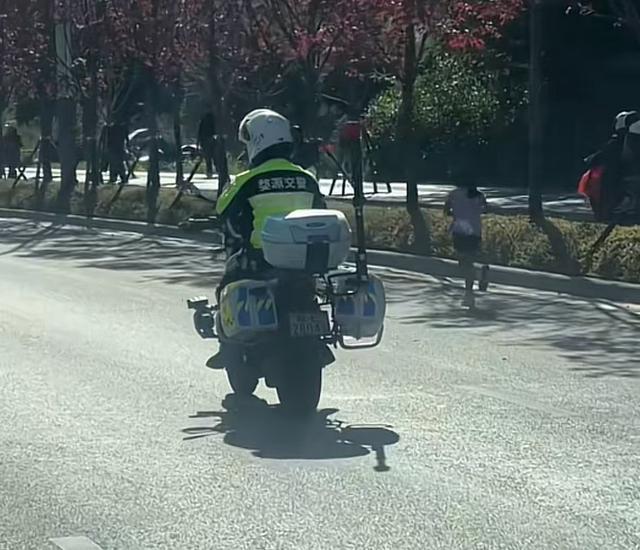 6岁女孩跑完全马 组委会：处罚其父 违规参赛引争议